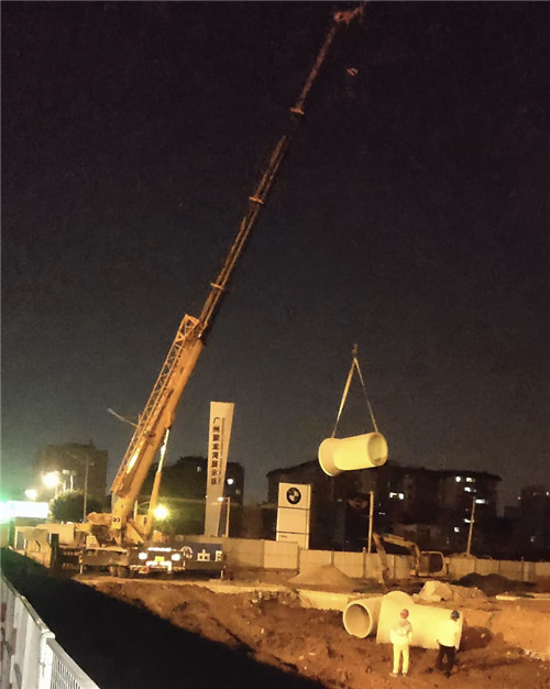 贞丰县“弯臂矫正”—— 吊车的 “形变补偿” 技术